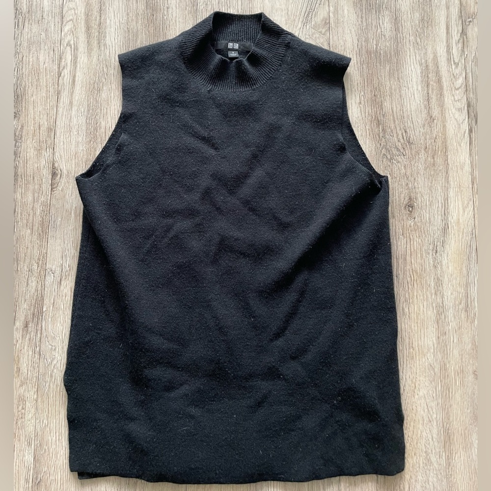 Black Sleeveless Mock Neck Tank in Size Small